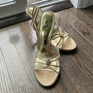 Gold evening shoe